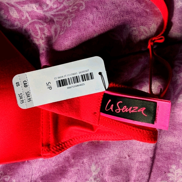 Red Bra - Picture 4 of 4